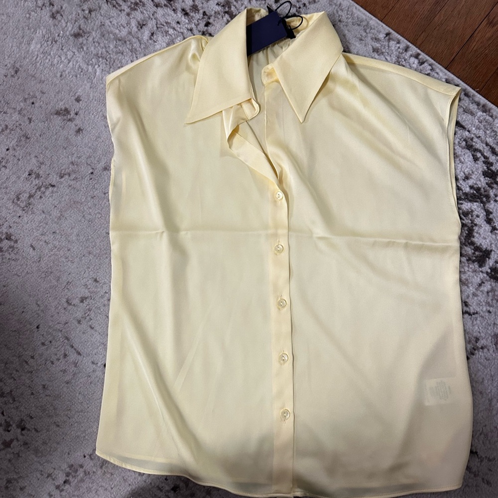 New💕Elegant Yellow short sleeve button front blouse - Picture 6 of 8